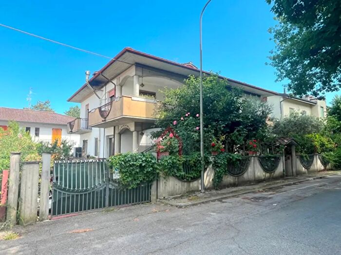 Casa con 10 locali in vendita in Castrocaro Terme