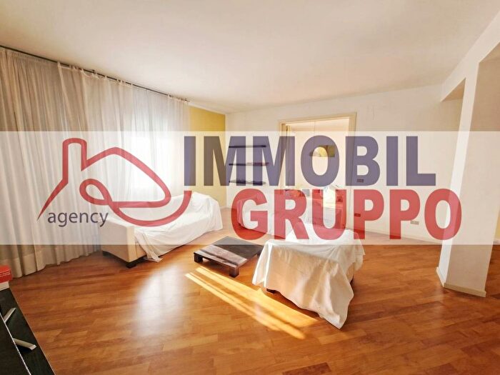 Appartamento con 5 locali in affitto in Piazza Guglielmo Marconi, Ospedale, Andria