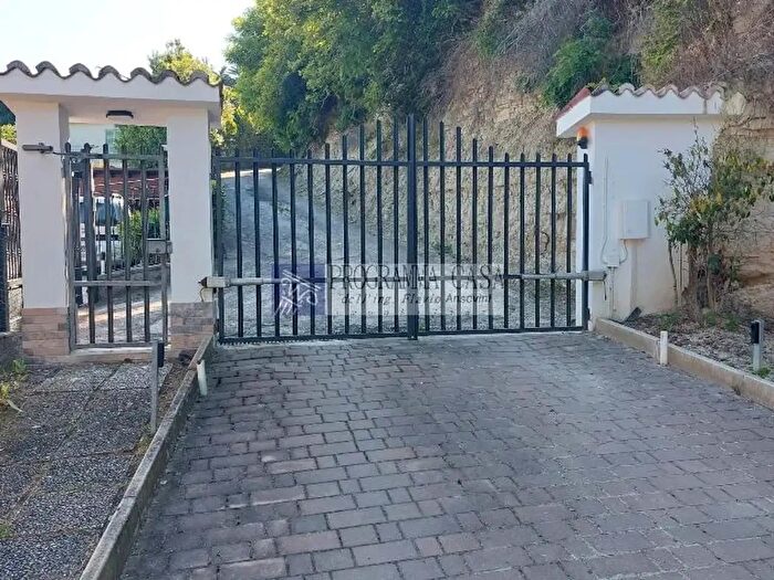 Casa con 8 locali in vendita in Via Frazione Paterno, Ancona