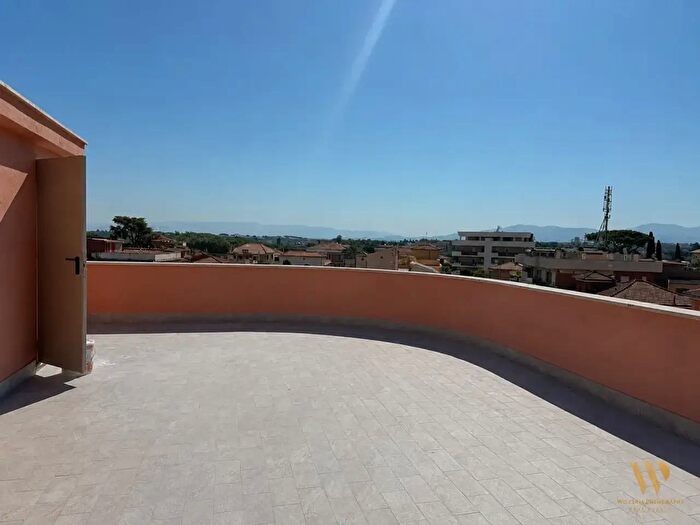 Appartamento quadrilocale in vendita in Via Lucciano, Roma