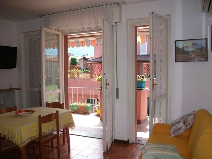 Appartamento trilocale in affitto in Via Nazionale No Number, Colico Piano, Colico
