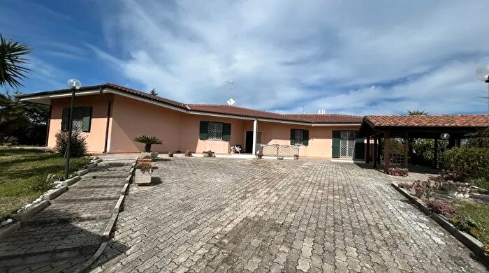 Casa trilocale in vendita in Via Petrarca Termoli Termoli Colle della Torre, Termoli