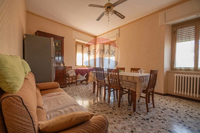 Casa con 6 locali in vendita in Frazione Villa Torre, Cingoli