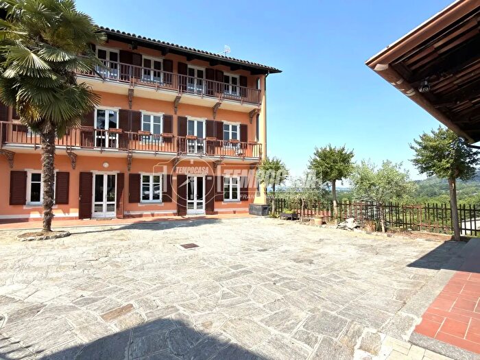 Casa con 9 locali in vendita in Via Ettore Perrone, Cossano Canavese
