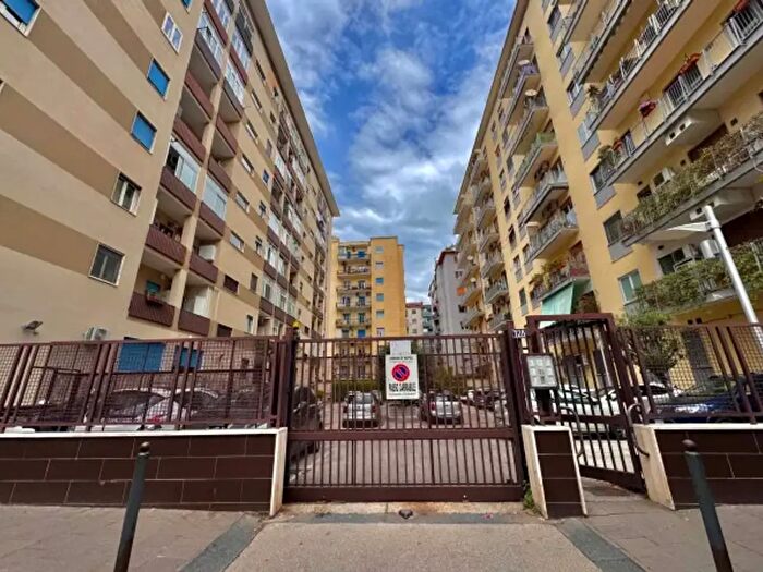 Appartamento con 5 locali in vendita in Via Francesco Cilea, Napoli