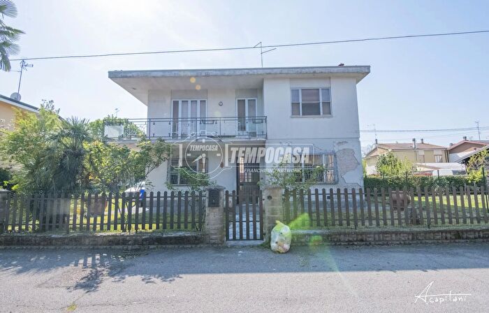 Casa con 9 locali in vendita in Via Alessandro Volta, Camposanto