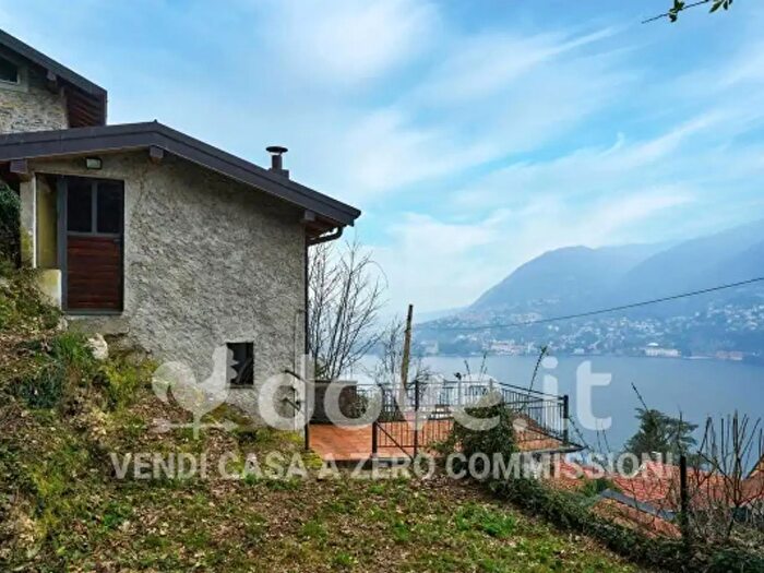 Casa quadrilocale in vendita in Frazione Capovico, Blevio
