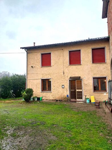 Casa con 9 locali in vendita in Correggio