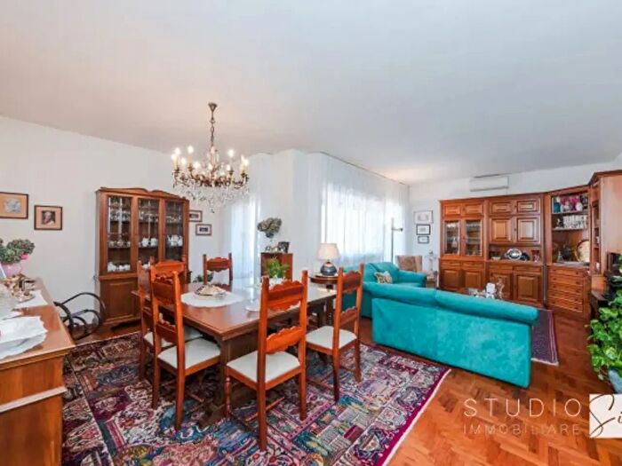 Appartamento con 6 locali in vendita in Via Trieste, Pistoia