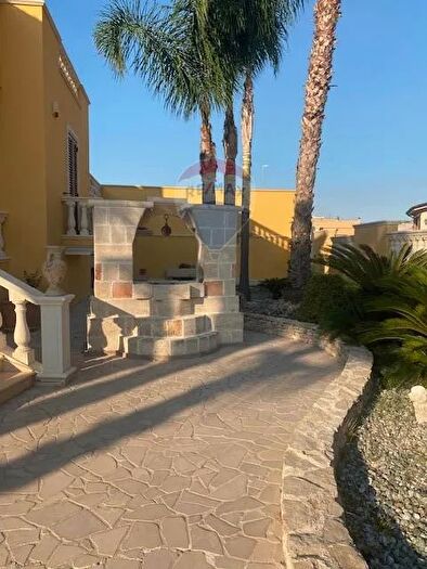 Casa con 8 locali in vendita in Via Mascagni, San Donaci