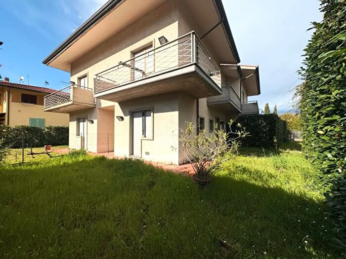 Casa quadrilocale in vendita in Massa