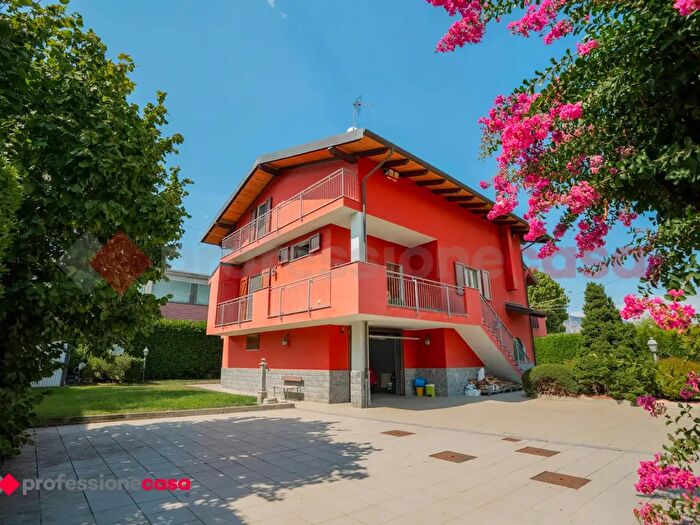 Casa con 8 locali in vendita in Via Provinciale, Cumiana