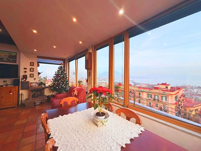 Appartamento con 5 locali in vendita in Via Suor Orsola, Napoli