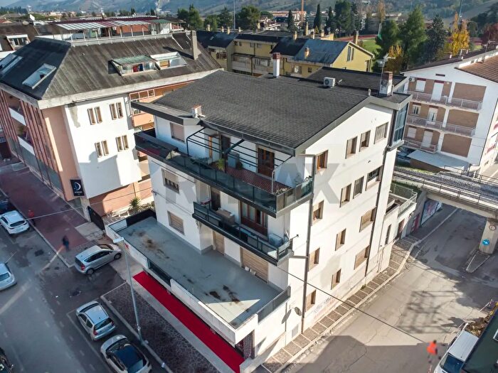 Appartamento con 6 locali in vendita in Via Francesco Crispi, Teramo