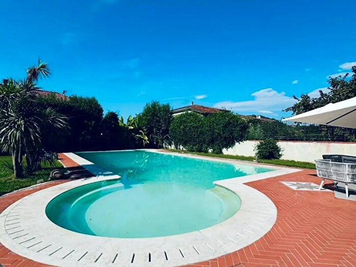Casa con 9 locali in vendita in Carrara