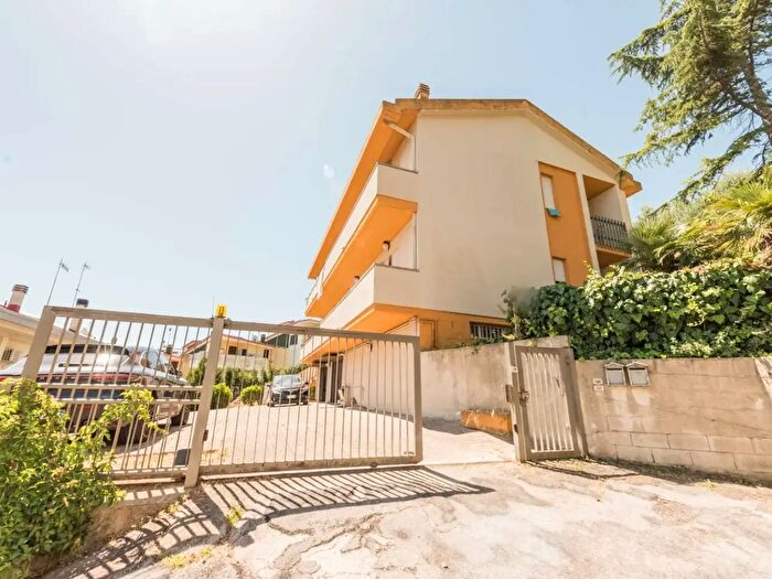 Appartamento con 7 locali in vendita in Strada Fonte Borea, Pescara