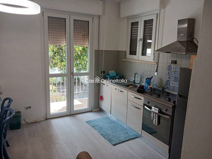 Appartamento con 5 locali in affitto in Via Giuseppe Zanardelli, Lungomare, Viareggio