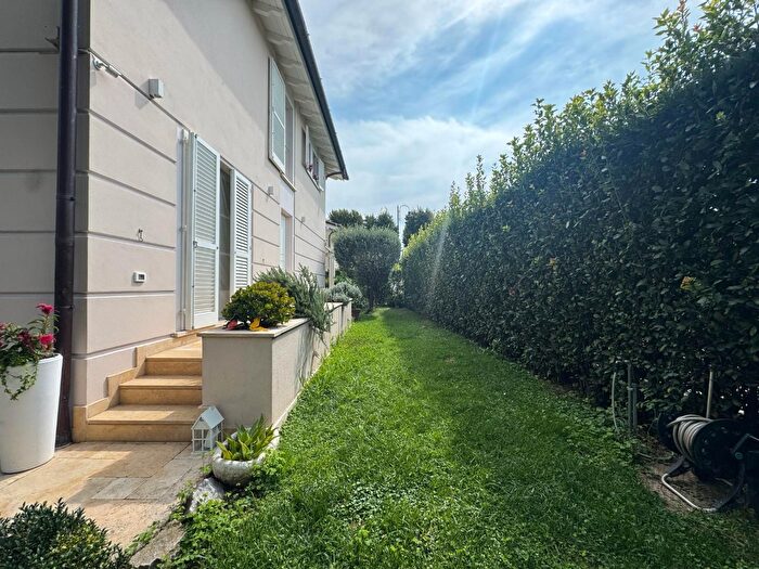 Casa con 7 locali in vendita in Pietrasanta