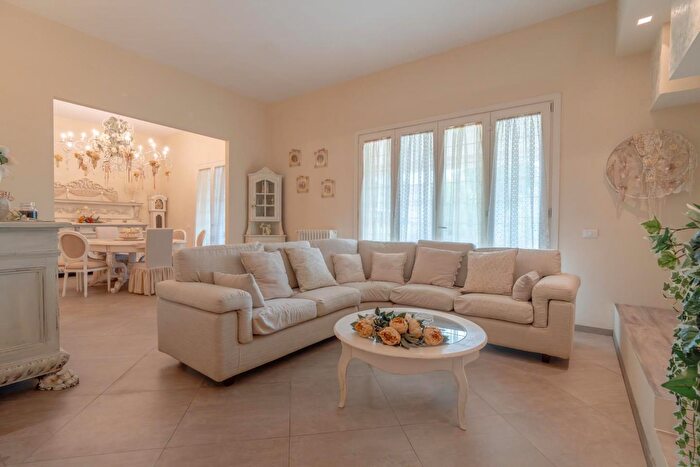 Casa con 12 locali in vendita in Ponsacco