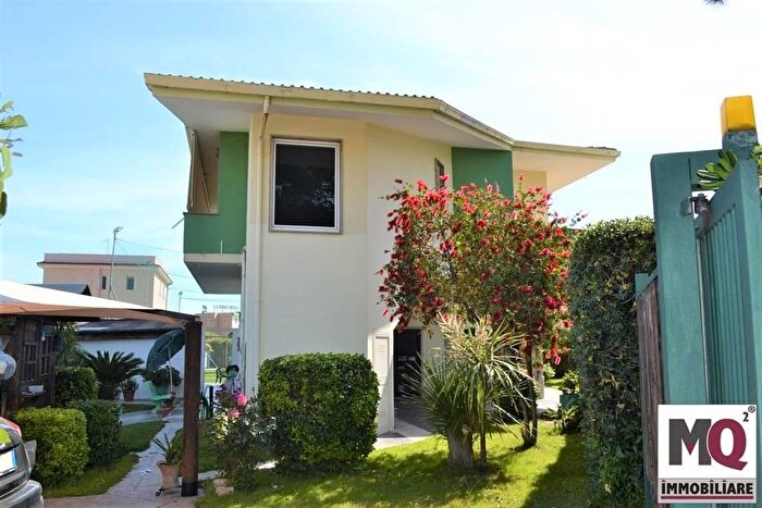 Casa con 8 locali in vendita in Mondragone