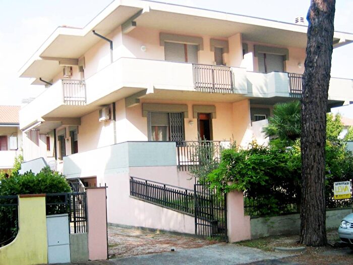 Appartamento trilocale in affitto in Viale Vulcano, Pinarella, Cervia