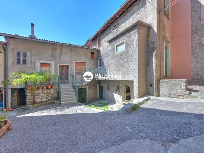 Casa quadrilocale in vendita in Via Porto, Tignale
