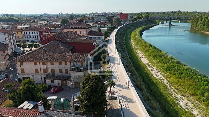 Casa con 7 locali in vendita in Piazza Duomo, Latisana