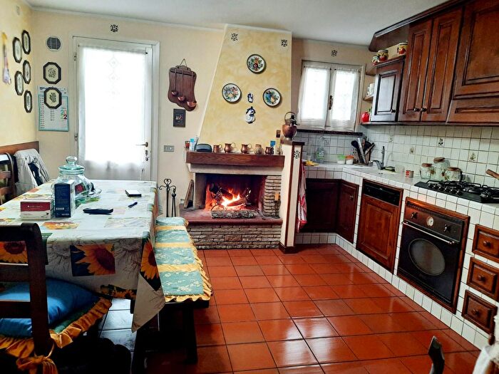 Casa con 8 locali in vendita in Vinci