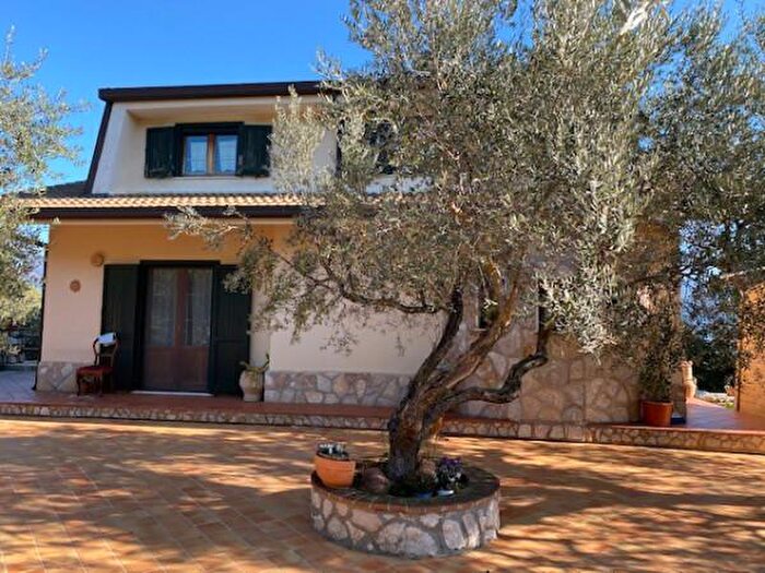 Casa con 6 locali in vendita in Via del Fontanile, Alatri