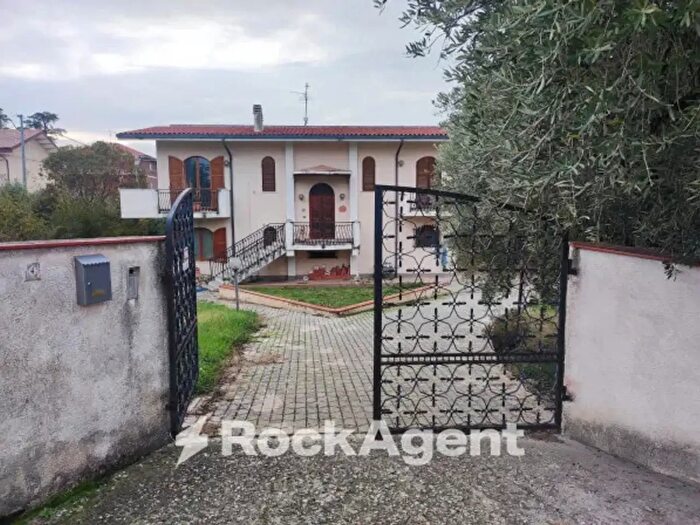 Casa con 6 locali in vendita in Via G dAnnunzio, Catignano