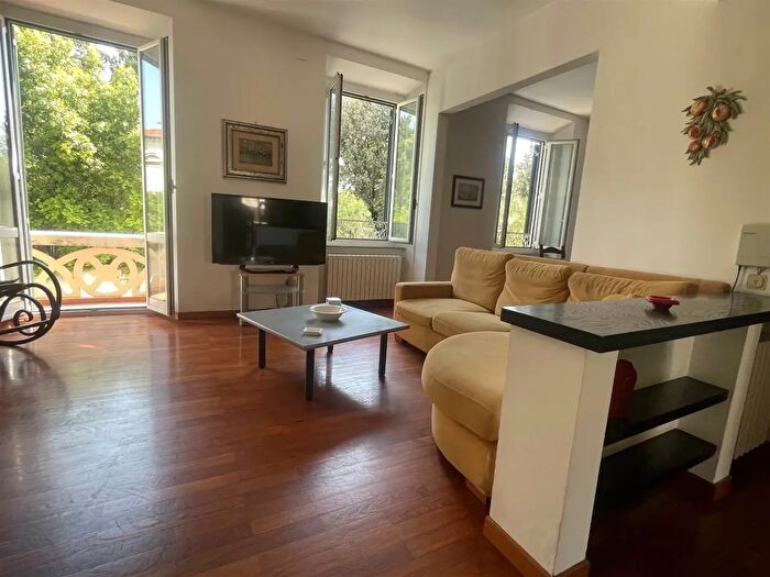 Appartamento con 8 locali in vendita in Via del Mare, Livorno