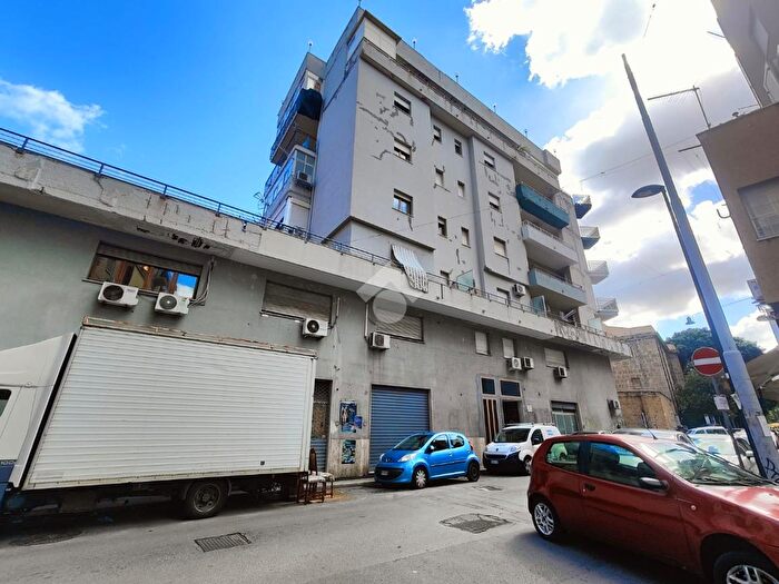 Appartamento trilocale in vendita in Via del Vespro, Palermo