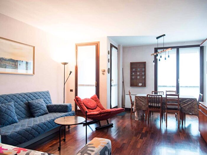 Appartamento trilocale in affitto in Via Carlo Vittadini, Bocconi, Milano