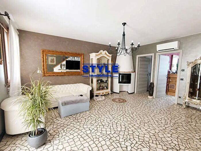 Casa con 6 locali in vendita in Mira