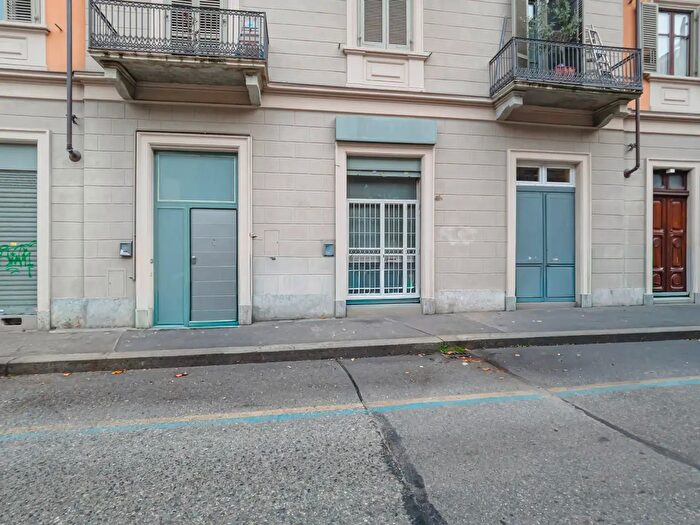 Appartamento trilocale in vendita in Via Santa Chiara, Torino