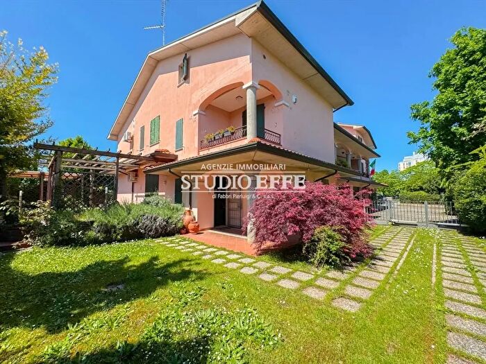 Casa con 8 locali in vendita in Via Canale Molinetto, Ravenna