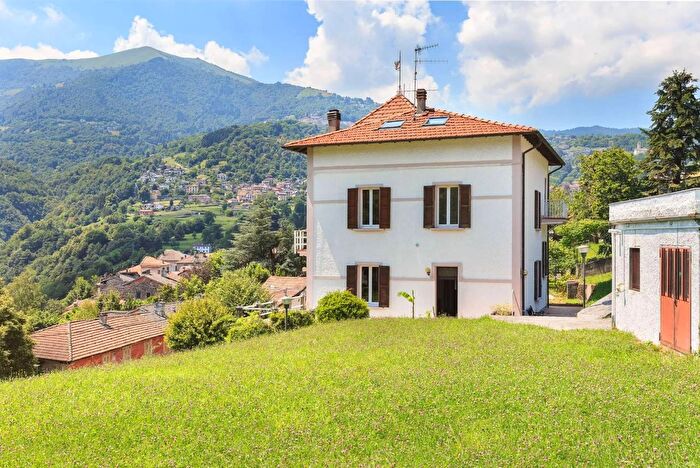 Casa con 10 locali in vendita in Via del Parco Dizzasco, Dizzasco