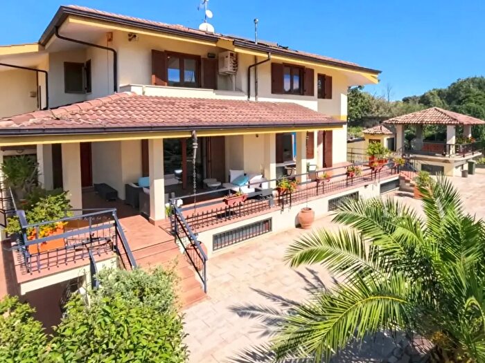 Casa con 15 locali in vendita in Via Colle Pisano, Frascati