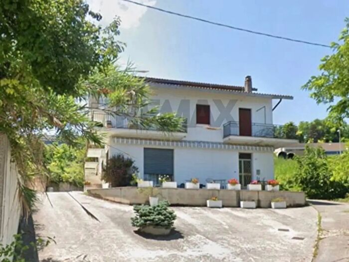 Appartamento con 8 locali in vendita in Località Giardino, Guardiagrele