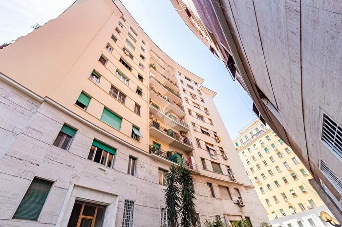 Appartamento bilocale in vendita in Via Acaia, Roma