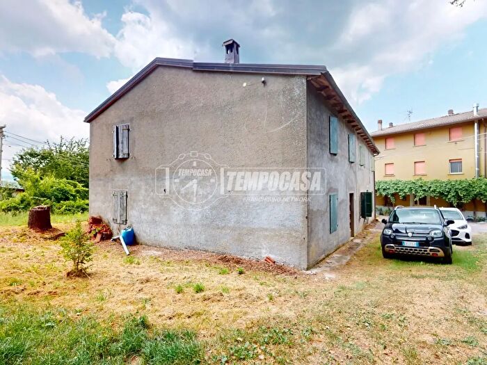 Appartamento con 8 locali in vendita in Via Guzzano, Camugnano