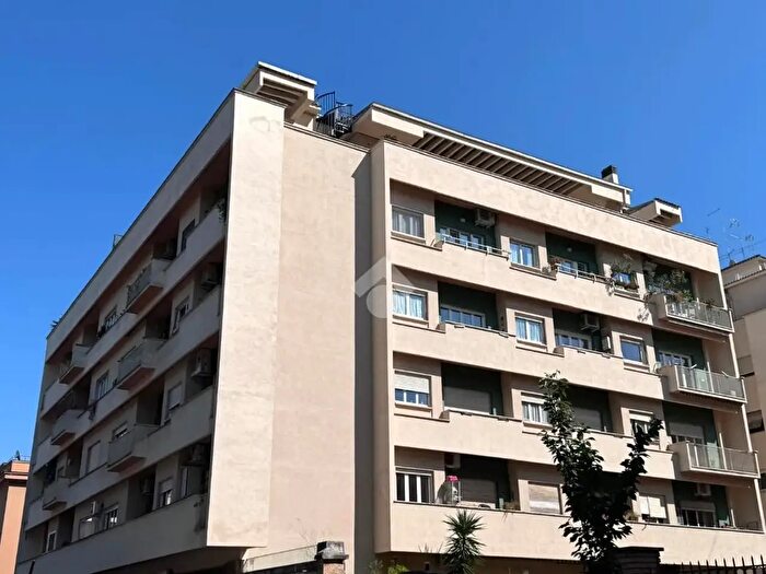 Appartamento con 5 locali in affitto in Via Felice Cavallotti, Roma