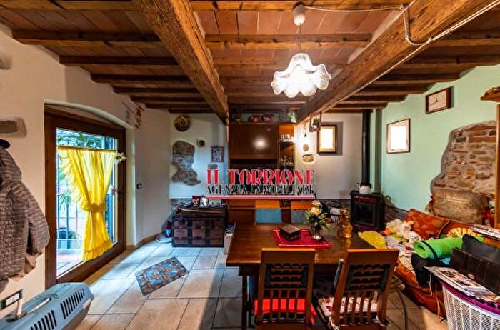 Casa quadrilocale in vendita in Via di Montecarlo, Montecarlo