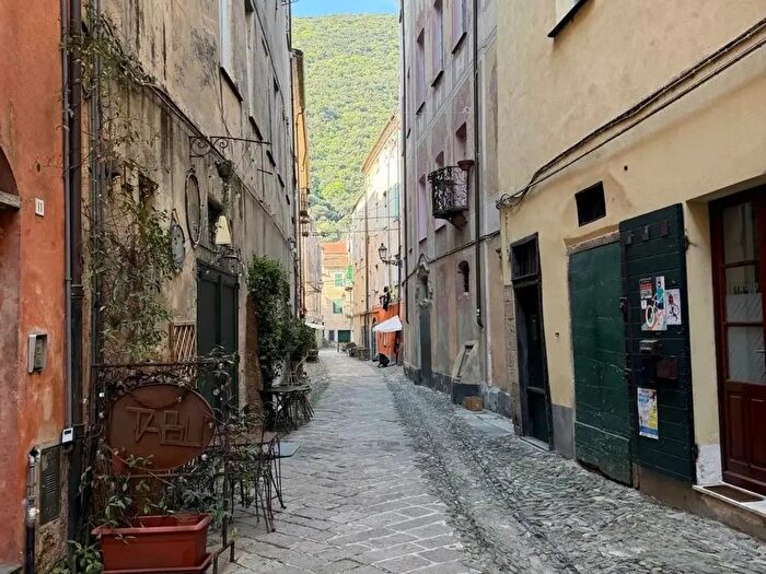 Appartamento con 6 locali in vendita in Via Gallesio, Finale Ligure