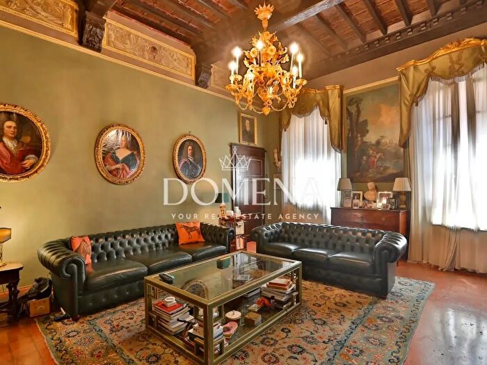 Appartamento con 14 locali in vendita in Siena