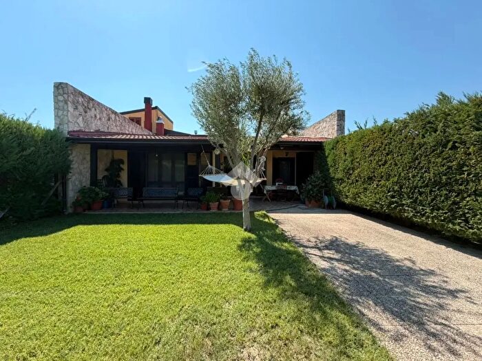 Casa quadrilocale in vendita in Via delle Begonie, Crotone