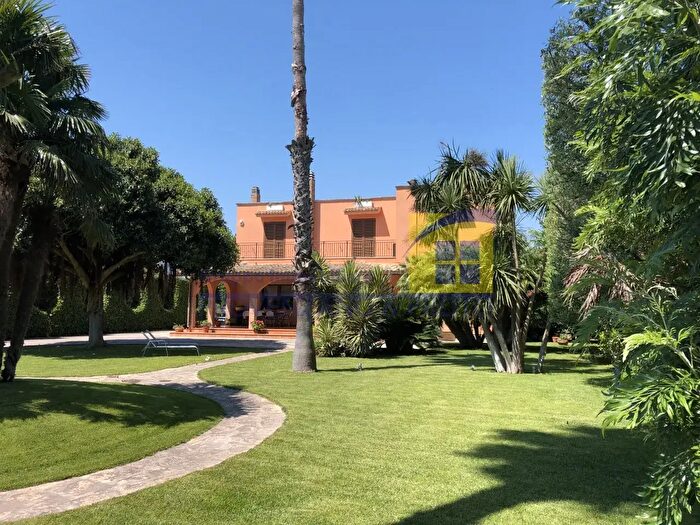 Casa con 8 locali in vendita in Via Ruggero De Simone, Brindisi