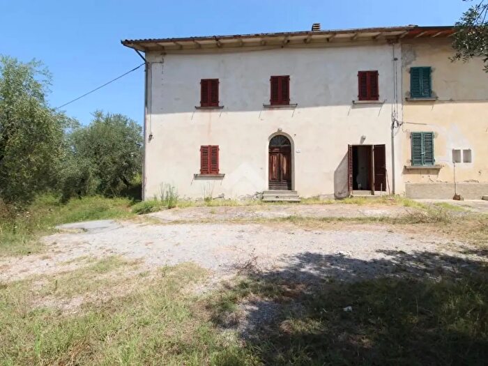 Casa con 8 locali in vendita in Via Larciano, Larciano