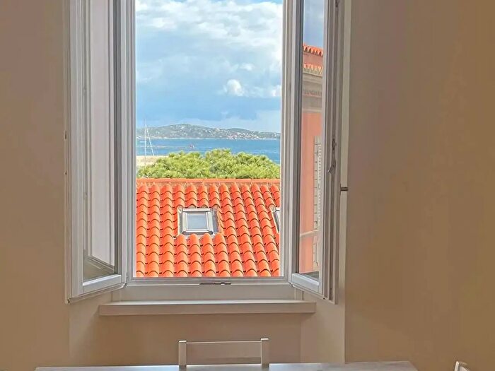 Appartamento con 5 locali in vendita in Via Giuseppe Garibaldi, La Maddalena