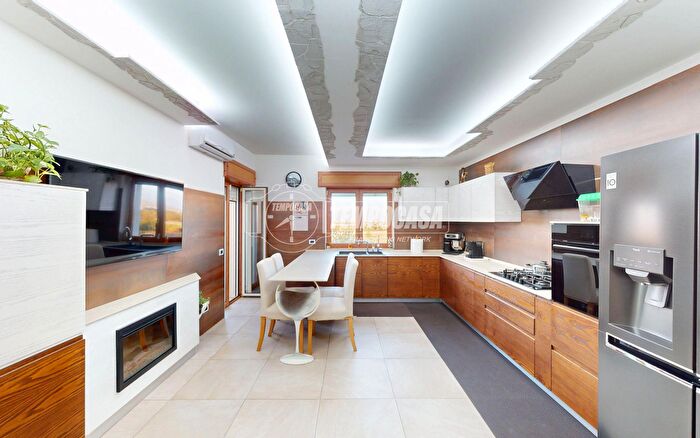 Appartamento quadrilocale in vendita in Via Enrico Caruso, Casoria